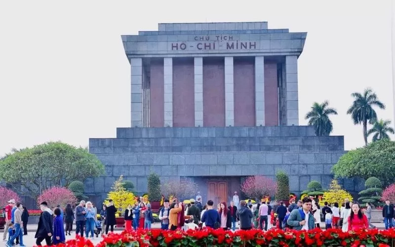 ハノイ旧市街散策・ホーチミン廟・ホアンキエム湖・大教会と名物ソイコムを楽しむ半日旅   ハノイ観光完全ガイド・昼食付き